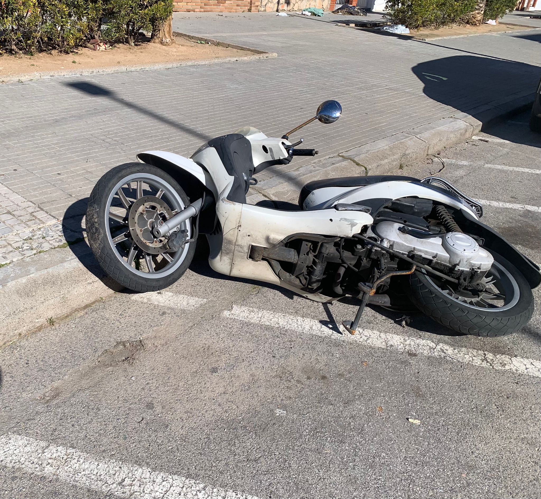 Moto que ha caigut a terra pel vent