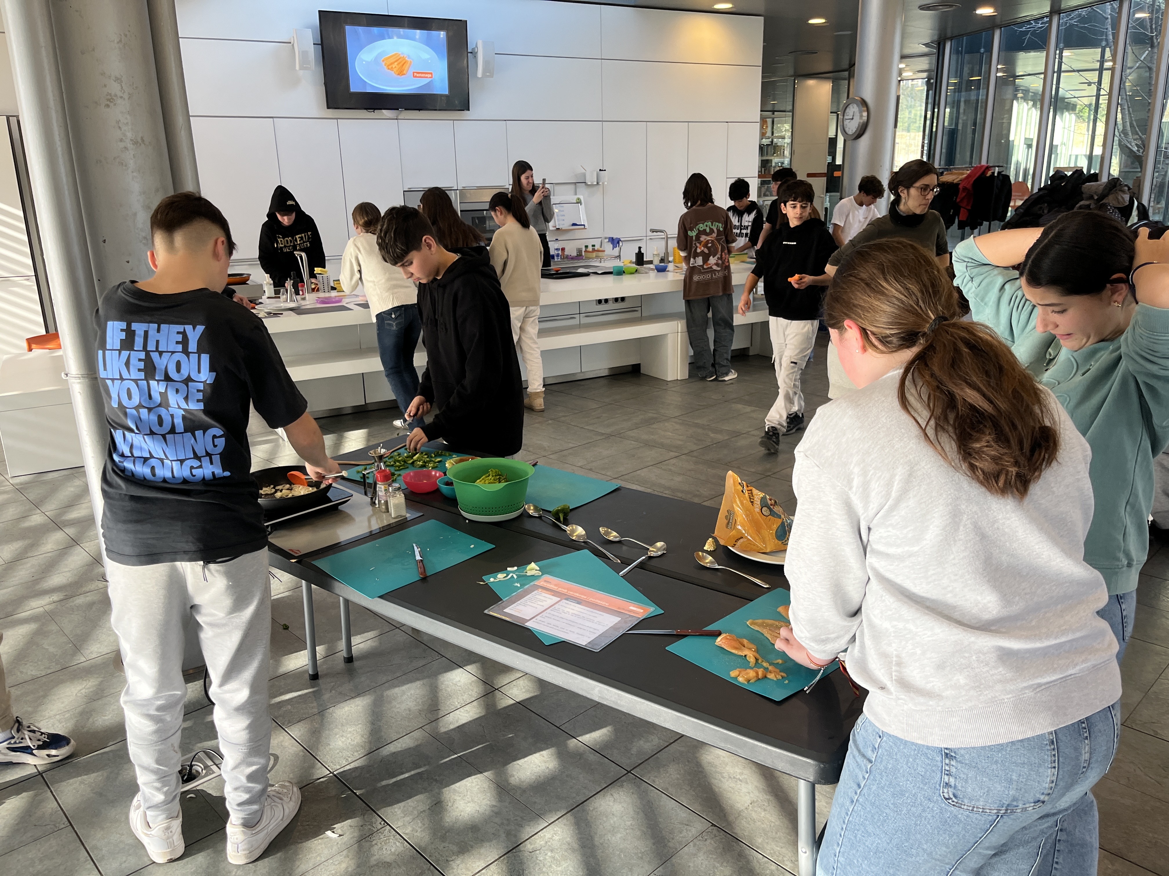 Alumnes de 2n d'ESO fet una pràctica de química