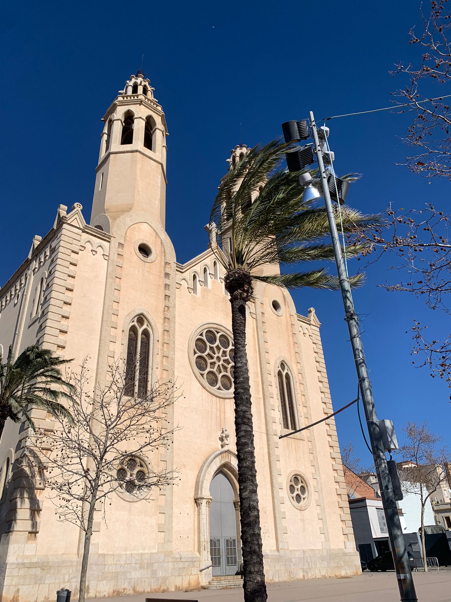 Vent molt fort a la plaça de l'esglesia