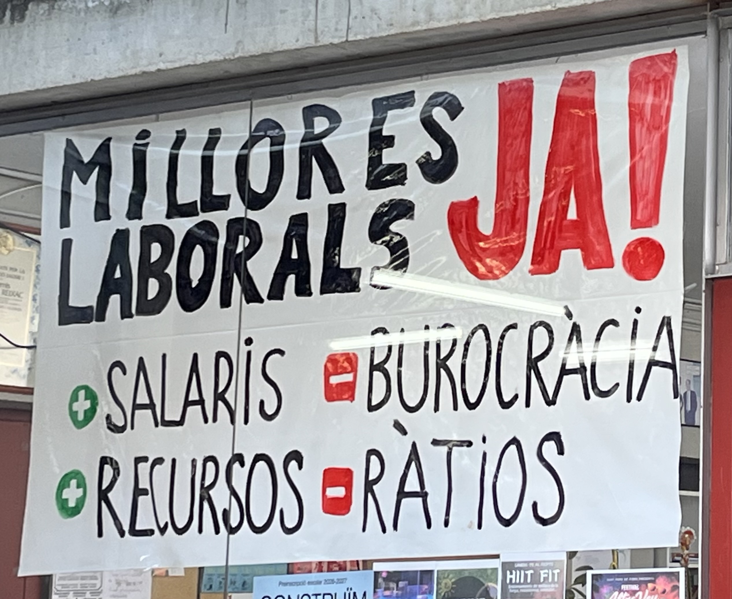 Cartell reivindicatiu a Secretaria