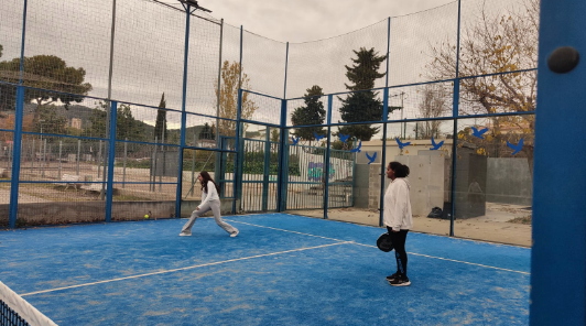 Alumnes de Can Puig jugant pàdel a l'Espai Blau